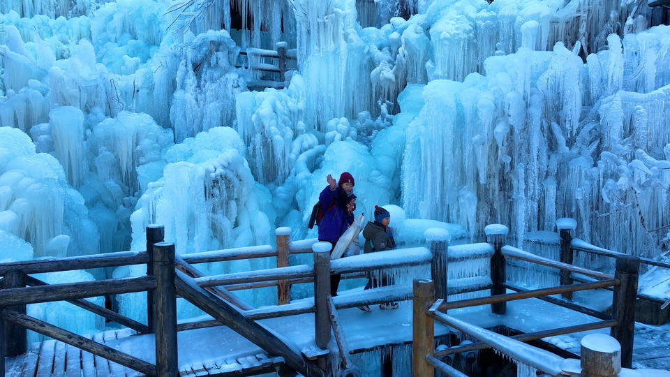 济南南山冰雪旅游季开启，九如山冰瀑节正式迎宾